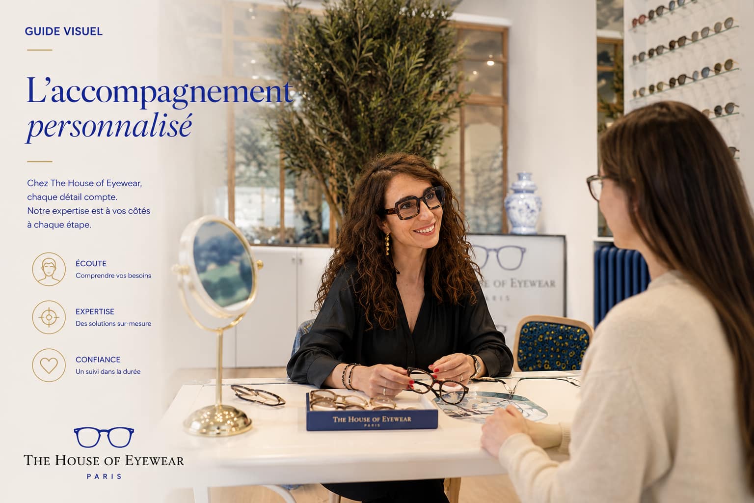 L’accompagnement personnalisé en optique – L’expertise à chaque étape | The House of Eyewear Paris Sandrine Da Costa accompagne une cliente dans le choix de sa monture et de ses verres au sein de The House of Eyewear, opticien indépendant spécialisé en verres progressifs et lunettes de créateurs à Paris.