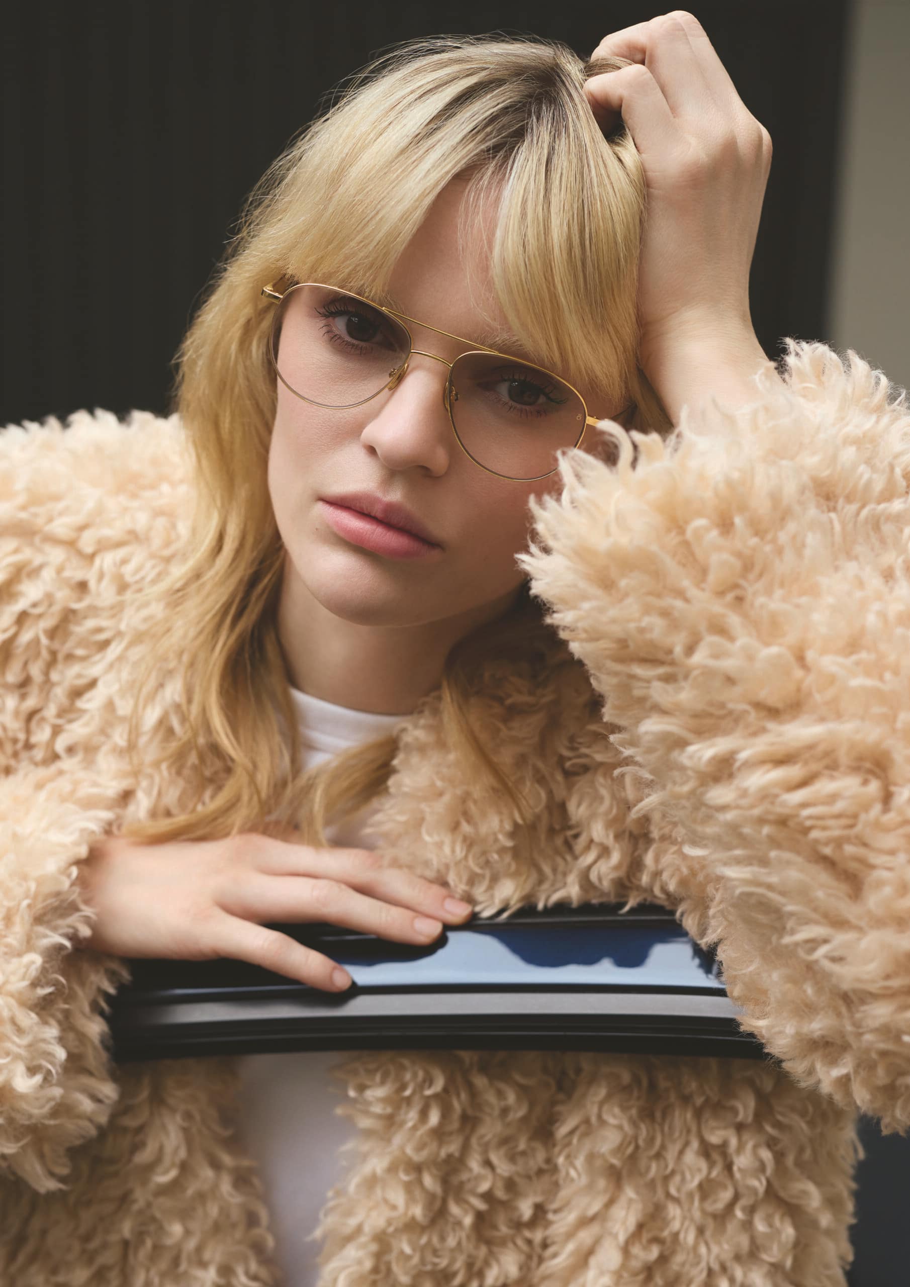 Design suisse des lunettes Götti Lunettes Götti portées dans un univers épuré, symbole de lunettes de créateur suisses haut de gamme