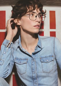 Design suisse des lunettes Götti Lunettes Götti portées dans un univers épuré, symbole de lunettes de créateur suisses haut de gamme