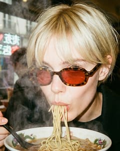 Lunettes Pawa Kumo écaille verres rouges Modèle Pawa Kumo écaille avec verres rouges disponible chez opticien créateur Paris