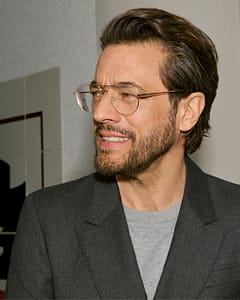 Design suisse des lunettes Götti Lunettes Götti portées dans un univers épuré, symbole de lunettes de créateur suisses haut de gamme