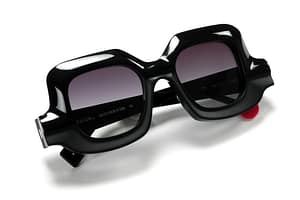 Sabine Be Be Seen Sun 845 détail monture noire Détail lunettes solaires Sabine Be Be Seen Sun 845 noire finition élégante signature Sabine Be