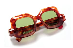 Sabine Be Be Seen Sun 857 détail monture miel verres verts Détail lunettes solaires Sabine Be miel verres verts finition acétate haut de gamme signature Sabine Be