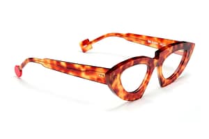 Sabine Be Be Queen écaille miel profil Monture Sabine Be Be Queen écaille miel vue de profil forme audacieuse opticien créateur Paris