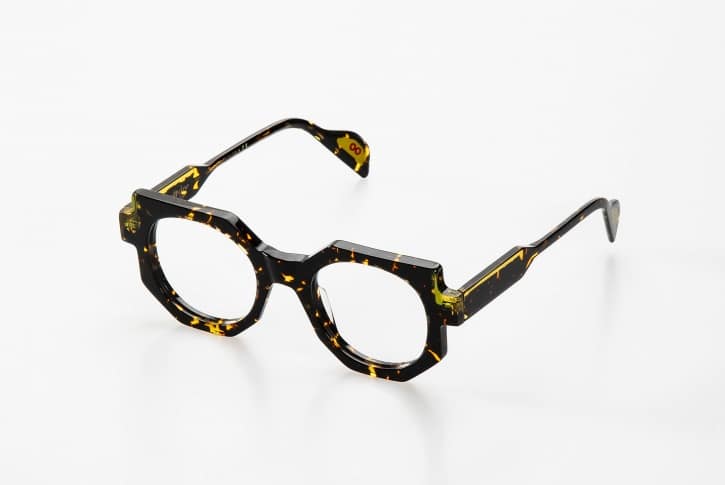 lunettes Essedue Kore optique profil acétate écaille contrastée charnières translucides jaunes branches design italien