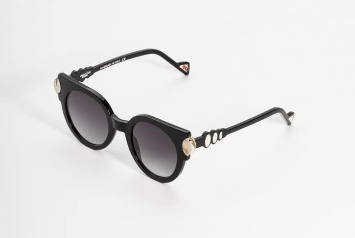 Essedue Niva lunettes solaires noires profil branches design détails bijou