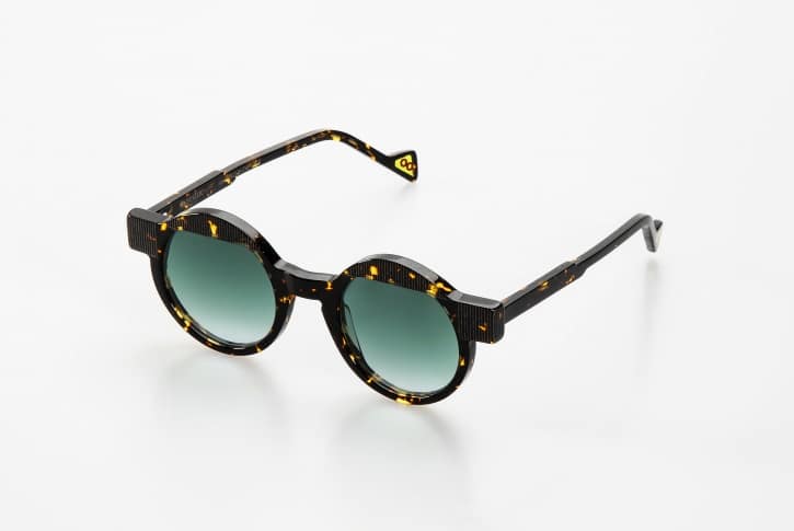 lunettes Essedue Mistral solaire profil acétate écaille branches fines texture striée verres verts dégradé style italien